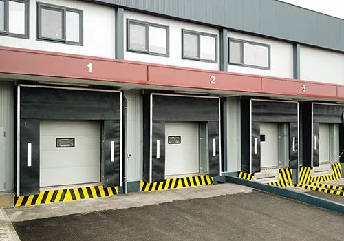 Puertas de acceso a zonas de carga o descarga