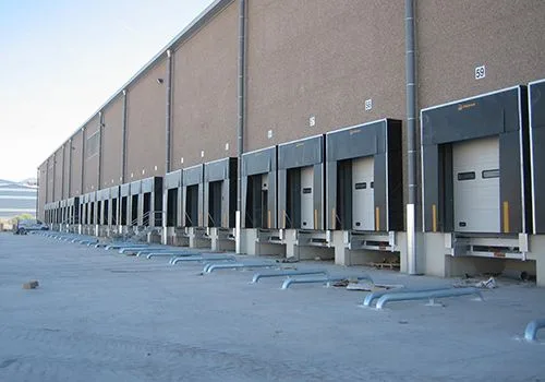 Muelles de carga y accesos de servicio