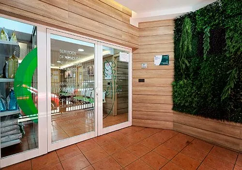 Entradas principales y accesos de clientes